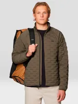 Campera técnica de plumón con diseño acolchado, cuello alto y cierre frontal completo. Confeccionada en tejido elástico con bolsillos laterales con cremallera y puños elásticos.