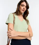 Remera basica Marfinno de color verde menta, confeccionada en algodon, con escote en V y mangas cortas de corte regular.