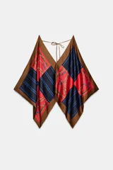 Top de escote pico y tirantes finos, con lazada en la espalda y bajo asimétrico. Presenta un estampado de cadenas y rayas en tonos rojos, azules y marrones.