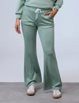 Pantalón de jogging negro de pierna ancha, con pretina ancha elastizada, lazo de ajuste y bolsillos delanteros.