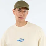 Remera de manga corta color amarillo claro, con corte holgado, cuello redondo y un pequeño estampado azul en el pecho con la inscripción "Al dente PASTA -Club-".