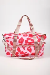 Bolso tipo duffel con estampado animal print en tonos rosa y rojo. Cuenta con manijas superiores y correa ajustable en color rosado metalizado, además de un bolsillo frontal con cierre.