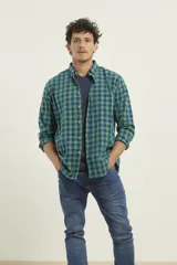 Camisa sport de manga larga a cuadros verdes y azules, con cuello button-down, un bolsillo frontal y botones de madera.