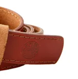 Cinto Rip Curl modelo Texas Leather Belt, color marrón, fabricado en cuero genuino con hebilla metálica rectangular envejecida y trabilla de gamuza.