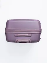 Valija rígida de viaje color lila con ruedas giratorias, manija telescópica y cierre de seguridad con combinación numérica.