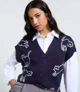 Chaleco de punto azul marino con escote en V y cierre frontal de botones. Presenta un estampado repetido de gatos blancos estilizados en movimiento.