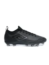Championes de fútbol Umbro Borel Club HG, color negro con detalles sutiles en tono oscuro y suela con tapones para césped natural.