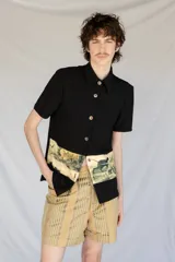 Camisa verde militar de manga corta con botones nacarados y corte estampado en el delantero con diseño de aves.