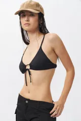 Top de bikini negro con breteles finos regulables, cut out y lazo en el centro.