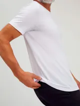 Camiseta de manga corta color rojo con cuello en V.