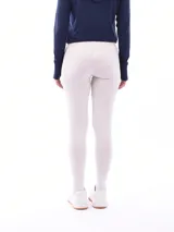 Calza negra de tiro alto, corte ajustado y largo completo.