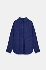 Camisa de corte oversize confeccionada en mezcla de viscosa con textura de rayas verticales en jacquard. Presenta cuello solapa, cierre frontal con botones, bolsillo de plastrón en el pecho, mangas largas con puños anchos y bajo redondeado.