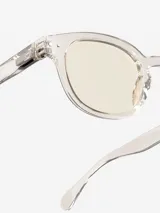 Lentes de sol Izipizi modelo Sun C, con montura transparente y lentes amarillas.