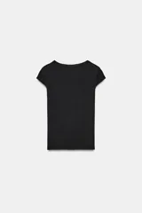 Camiseta de algodón con cuello redondo amplio y mangas cortas, de corte regular y largo estándar.