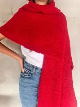 Chal de punto bouclé color marrón claro, hecho de 100% baby alpaca. Tejido suave, esponjoso y cálido, ofrece una textura envolvente y lujosa.