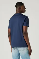 Remera azul marino de manga corta con cuello redondo y estampado frontal del logo "batwing" de Levi's® en rojo y blanco.