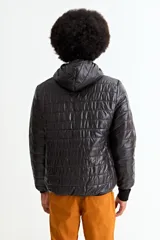 Campera puffer con capucha, cierre frontal y diseño acolchado de líneas horizontales.