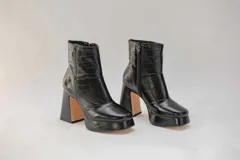 Botinetas negras de cuero con estampado croco, plataforma y taco cuadrado.