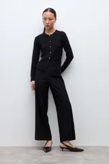 Pantalón culotte color negro, de corte ancho y largo hasta el tobillo.