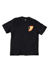 Remera negra de algodón con calce regular y estampado pequeño en el pecho.