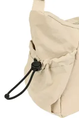 Bandolera de diseño funcional en color beige, confeccionada en poliéster. Presenta un compartimento principal con cierre, correa ajustable para el hombro y bolsillos laterales con cordón elástico regulable.