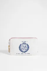 Estuche de algodón color natural con cierre rojo y bordado azul del escudo nacional en el frente.