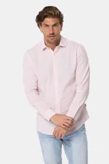 Camisa de manga larga, corte slim fit, color celeste con finas rayas verticales blancas. Presenta cuello camisero y un pequeño logo bordado en el pecho.