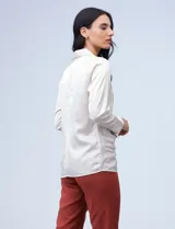 Blusa color beige de satén con cuello con solapa, escote en V y frunces en la parte delantera.