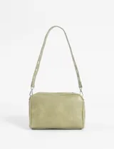 Bandolera color blanco con correa de cuero vegano con ojalillos metálicos.