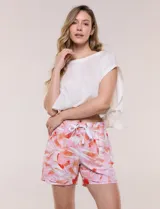 Short de lino con silueta relajada, estampado en tonos azules y tierra sobre fondo blanco. Posee cintura elastizada con cordón ajustable, bolsillos laterales y dobladillo en las piernas.