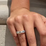 Anillo de plata 925 con tres topacios azules rectangulares engarzados.