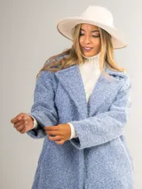 Tapado celeste de paño con doble botonadura, cuello solapa y bolsillos laterales.