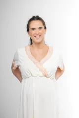 Camisón maternal color verde claro, confeccionado en algodón con escote en V cruzado y detalle de puntilla elastizada. Tiene mangas cortas con terminación de puntilla y frunces debajo del busto para mayor amplitud.