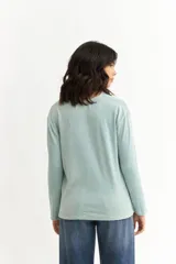 Remera celeste de plush con cuello en V y mangas largas.