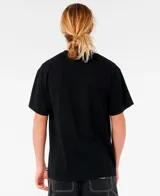 Remera negra de manga corta Rip Curl modelo Raw Energy Graff, con cuello redondo y diseño gráfico estampado en el pecho con efecto graffiti.