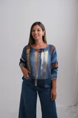 Sweter de punto con diseño abstracto de rayas verticales en tonos azules, marrones y detalles metalizados dorados. Presenta cuello redondo y mangas largas con puños ajustados.