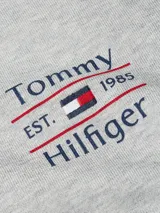 Sweater gris de cuello redondo marca Tommy Hilfiger, con logo bordado en el pecho. Confeccionado en algodón.