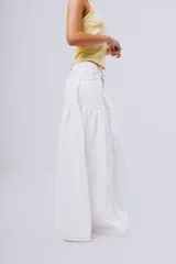 Falda larga de denim blanco, corte evasé con costuras pespunteadas a contraste y diseño de tiro medio con bolsillos clásicos.