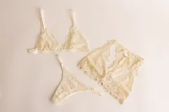 Bombacha de encaje negra con diseño ajustable y calce cómodo.