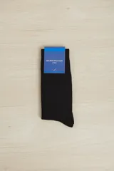 Medias de vestir largas color negro, con textura acanalada, marca Harrington Label.