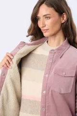 Campera de pana color rosado con interior de corderito sintético. Cuenta con cierre frontal de botones metálicos, cuello camisero, bolsillos con solapa en el pecho y mangas largas.