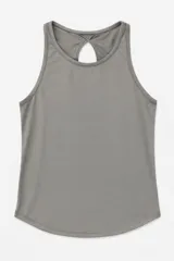 Musculosa deportiva de color gris, con cuello redondo y diseño de espalda cruzada con abertura.
