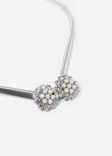 Cinto plateado elastizado con apliques de perlas y strass en forma de flor.