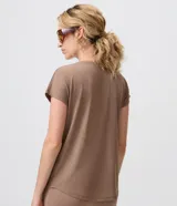 Remera deportiva de microfibra texturizada color marrón, con mangas cortas y recortes en los laterales.