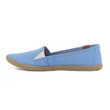 Zapatilla casual Moleca para mujer, tipo alpargata baja de color amarillo, con perforaciones en toda la capellada para mayor ventilación, suela texturizada tipo yute y detalle de aplique marrón con un corazón metálico en el talón.