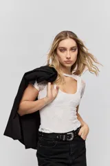 Top de encaje blanco con diseño ajustado al cuerpo, mangas cortas y detalle de cut-out en el escote.