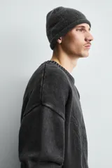 Jersey de corte relajado confeccionado en tejido de algodón con efecto lavado. Presenta cuello redondo, manga larga, acabados en rib y un bordado a tono en el delantero con diseño abstracto.