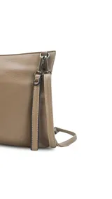 Sobre de mano de símil cuero con diseño de franjas diagonales en negro, blanco y marrón. Cuenta con cierre metálico frontal, bolsillo interior con cierre y otro abierto con división. Incluye correa desmontable para usar como bandolera.