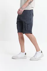 Bermuda cargo de corte clásico en color beige, con bolsillos laterales tipo cargo, cierre de cremallera y botón, y pasacintos.