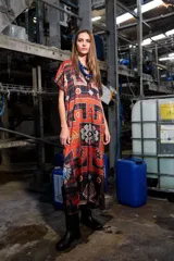 Túnica larga estampada con escote en V y tajos laterales. Diseño holgado y mangas cortas.